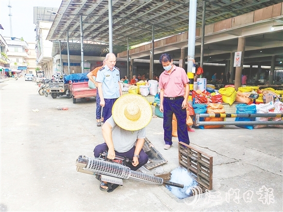 工作人员不放过卫生死角,进行全面消杀。 工作人员不放过卫生死角,进行全面消杀。