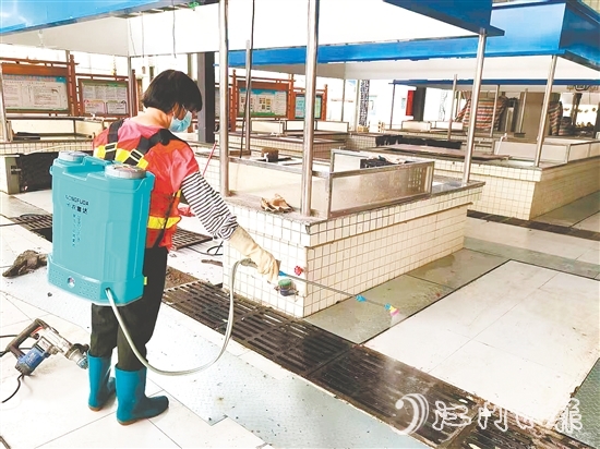 工作人员到农贸市场开展消杀。 工作人员到农贸市场开展消杀。