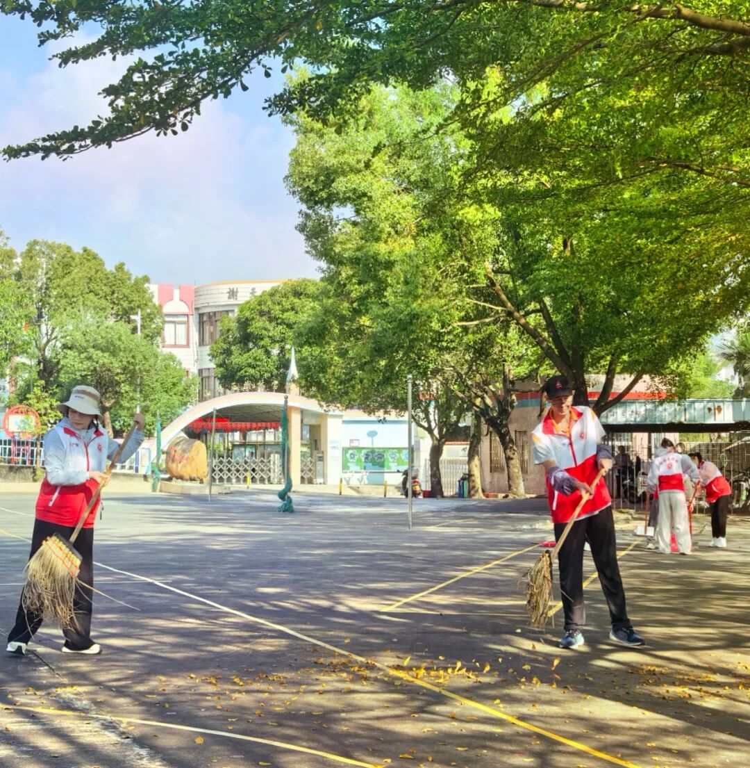 台山市培正小学持续推进“两清一灭”爱国卫生统一行动,教师在校园清扫落叶垃圾,清理积水,全面整治卫生死角,全力以赴筑牢防疫攻坚战。.jpg