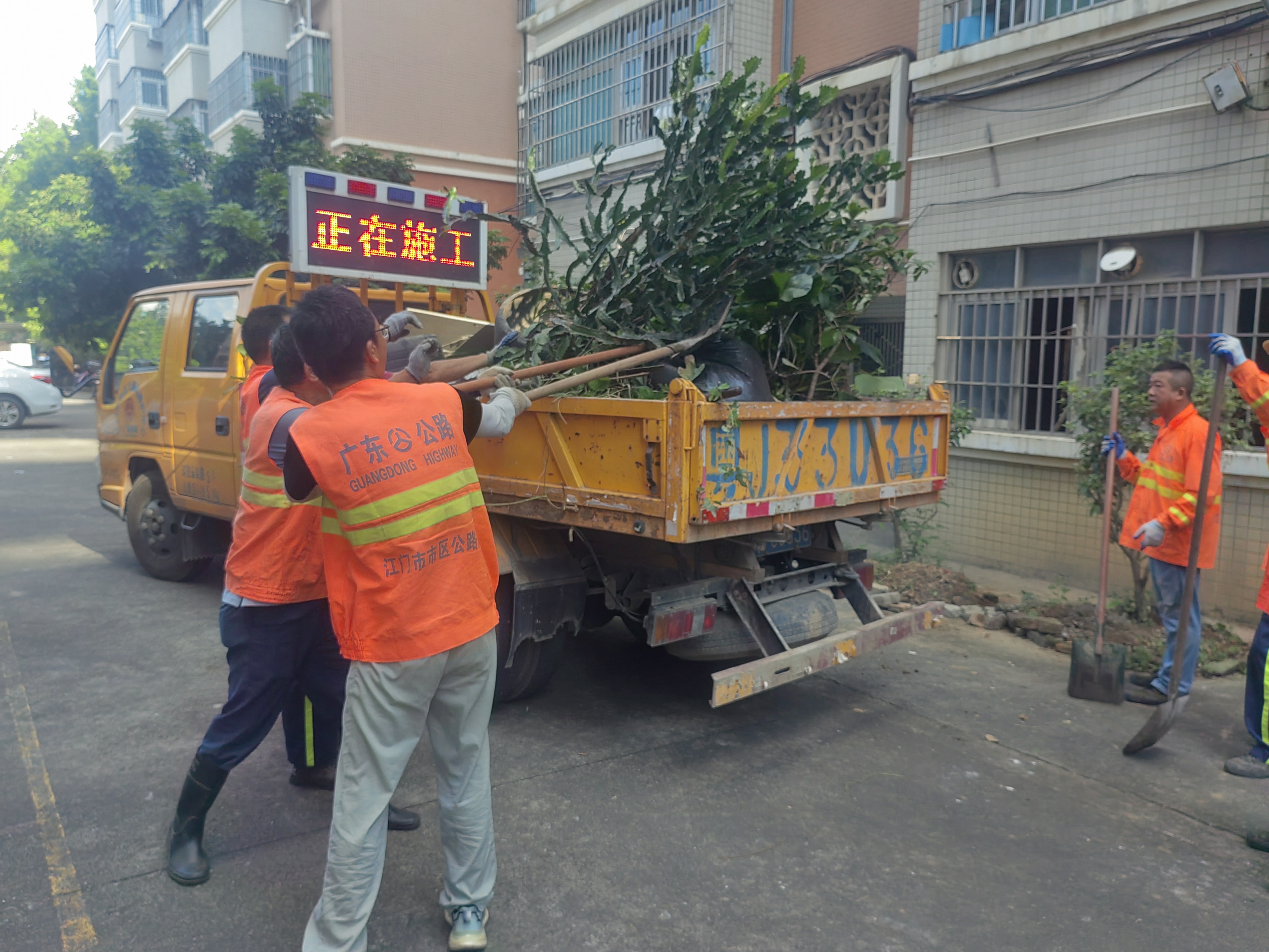 5.养护车辆支援社区清理杂物.jpg