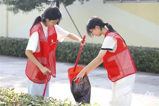 学生们积极参与校园清洁行动。 学生们积极参与校园清洁行动。