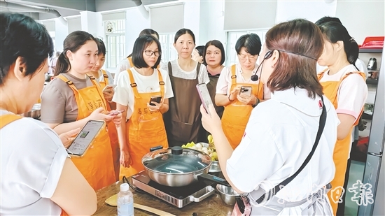 学员们在讲师的指导下,学习制作营养均衡、适合婴幼儿的餐点。 学员们在讲师的指导下,学习制作营养均衡、适合婴幼儿的餐点。