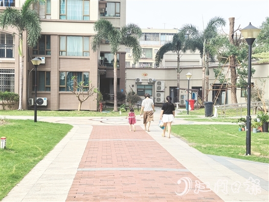 南湖湾小区打造“无蚊”环境,居民安心在小区内散步。 南湖湾小区打造“无蚊”环境,居民安心在小区内散步。