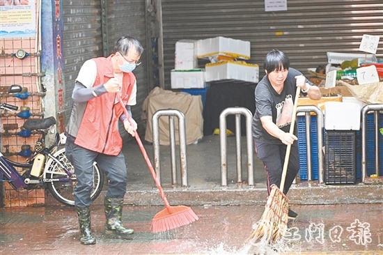 市民与志愿者一同清扫街道。 市民与志愿者一同清扫街道。