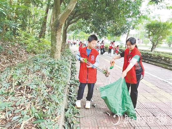 群众参与整治,营造干净整洁的城市环境。 群众参与整治,营造干净整洁的城市环境。