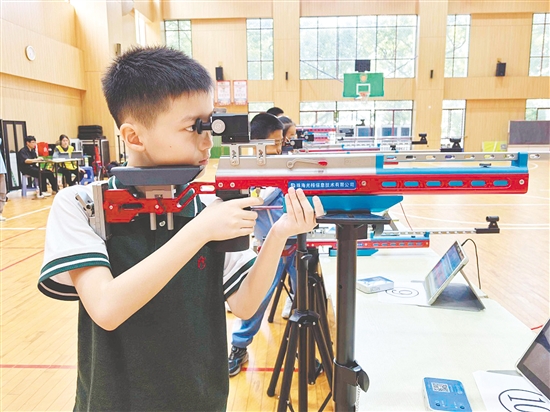 平山小学学生彭诚超夺得U10男子步枪冠军。 平山小学学生彭诚超夺得U10男子步枪冠军。