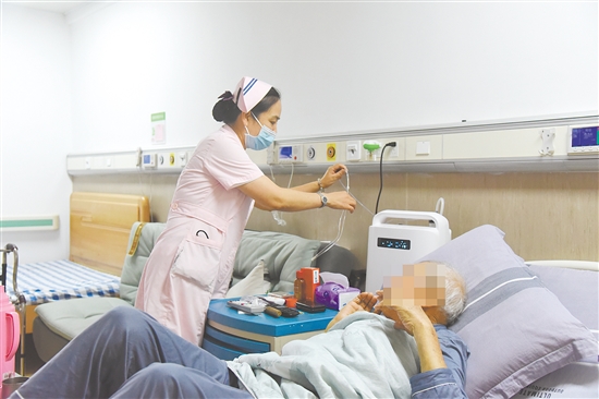 位于大槐镇的恩平市第四人民医院于今年5月晋升为二级综合医院,并启用医康养服务中心,探索“医疗+康复+养老”三位一体服务模式。 位于大槐镇的恩平市第四人民医院于今年5月晋升为二级综合医院,并启用医康养服务中心,探索“医疗+康复+养老”三位一体服务模式。