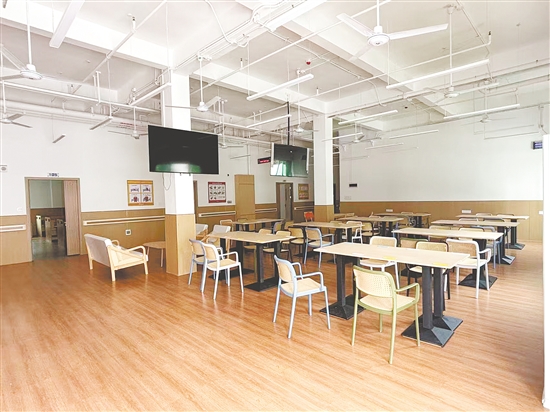 恩平全市初步建成县级居家养老服务中心、镇(街)级日间照料中心、村(社区)级居家养老服务中心等各类养老服务设施122家。 恩平全市初步建成县级居家养老服务中心、镇(街)级日间照料中心、村(社区)级居家养老服务中心等各类养老服务设施122家。