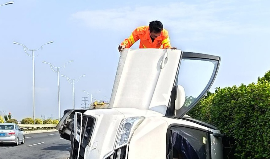 公路信息xh202606——养护归途遇险情 危急时刻显担当——新会公路养护人员成功救出车祸被困司机（1）.jpg