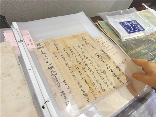 热心市民无偿捐赠4批珍贵文物，共计500余件，涵盖中堂画作、家族书信、老照片、历史史料等多种类型。