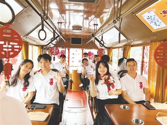 新人们搭乘
