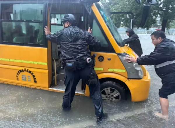 救下的是生命，教出的是光亮——侨乡巡特警户稼祥的