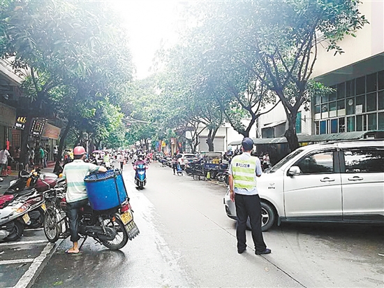蓬江交警已加强对育德市场周边整治,使车辆有序停放。 蓬江交警已加强对育德市场周边整治,使车辆有序停放。