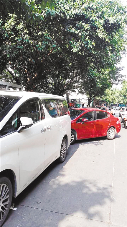 育德市场周边整改前存在车辆乱停放现象。 育德市场周边整改前存在车辆乱停放现象。