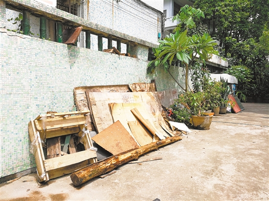 金溪社区内仍有垃圾堆积。