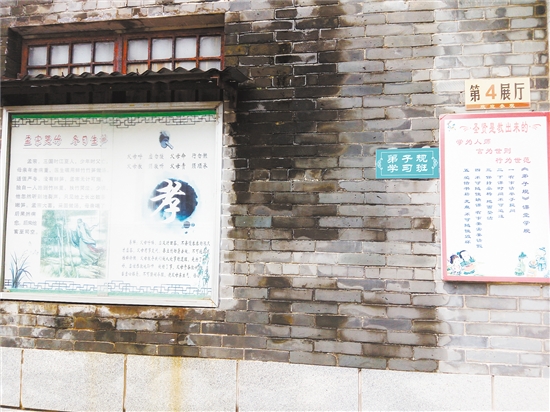 整改前,馆内缺少文明旅游宣传资料;整改后,馆内重新加挂了公益宣传广告。 整改前,馆内缺少文明旅游宣传资料;整改后,馆内重新加挂了公益宣传广告。