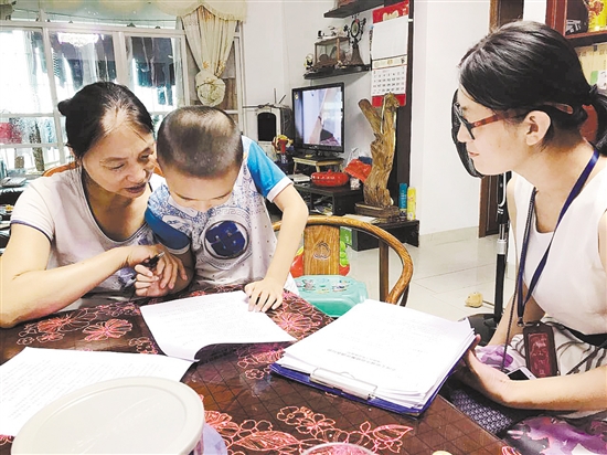 天龙社区的工作人员正在入户宣传创文.。江门日报记者