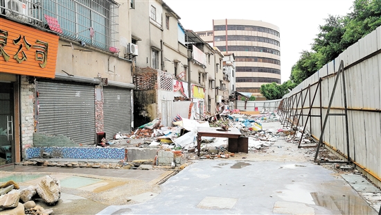 会城街道东侯路60号附近一处建筑围闭后面隐藏着这个建筑垃圾堆，十分碍眼。