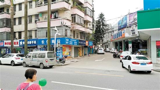 整改前蓬莱路乱停车现象普遍。 整改前蓬莱路乱停车现象普遍。