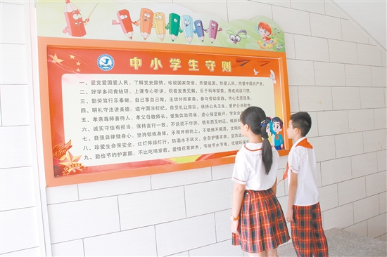 市实验小学将《学生守则》宣传海报设置在教学楼楼梯口，学生每天上下楼都可以看到。