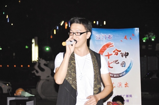 文艺演出共为市民带来10余首流行金曲。