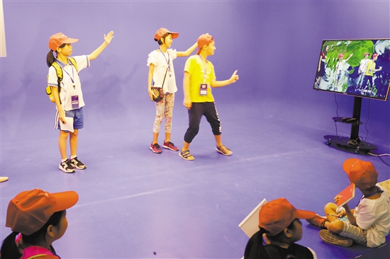 小记者体验“气象小主播”。