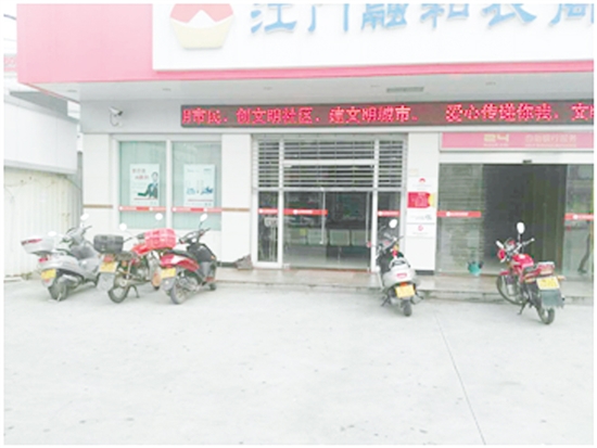 整改后，基本能做到有序停车。相关部门供图