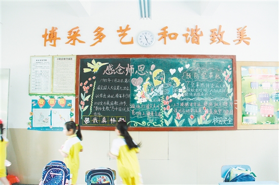 不少学校通过板报、班会等形式，将思想道德建设融入到活动中，让学生们在参加活动的同时得到学习。