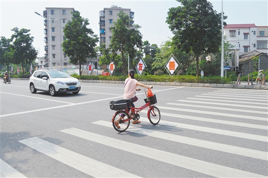 ⬆9月20日上午，一辆小车缓缓地停在停止线内，礼让行人先通行。