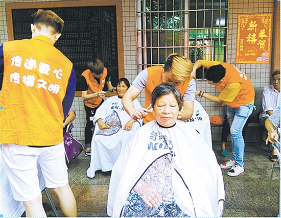 爱心人士为康乐苑老人剪发。