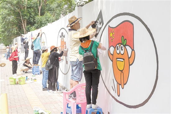 环市街组织中心学校6所小学的美术老师利用五一假期手绘文明画卷。