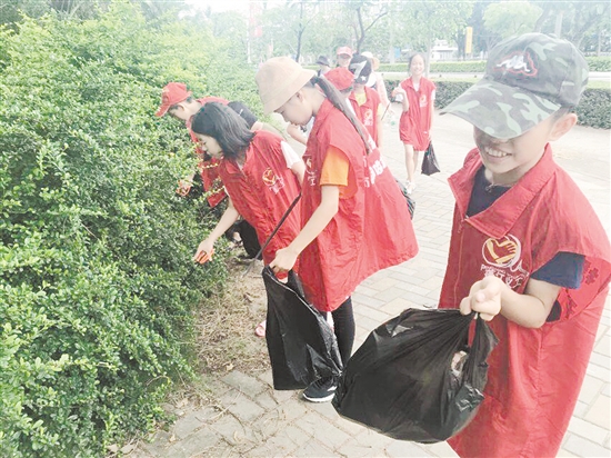 小志愿者们在江门汽车总站周边捡垃圾。 小志愿者们在江门汽车总站周边捡垃圾。