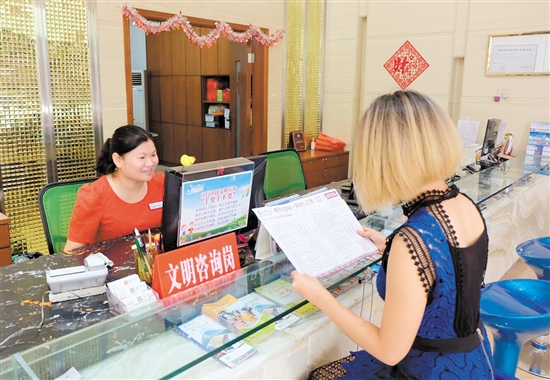 旅行社设置文明咨询岗,引导游客文明出游。 旅行社设置文明咨询岗,引导游客文明出游。