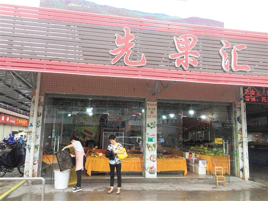 商铺自觉落实“门前三包”责任制。 商铺自觉落实“门前三包”责任制。