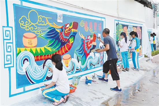 新会区大泽镇牛勒村是龙舟之乡,学生志愿者在宣传墙上绘制与龙舟文化一体的公益性宣传画,美化了村容村貌。江门日报特约摄影师 新会区大泽镇牛勒村是龙舟之乡,学生志愿者在宣传墙上绘制与龙舟文化一体的公益性宣传画,美化了村容村貌。江门日报特约摄影师