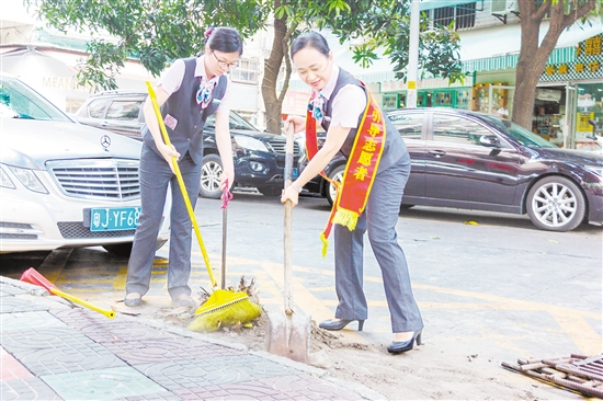 中国农业银行江门分行金华支行的工作人员带头落实“门前三包”,图为志愿者在认真清扫垃圾。江门日报特约摄影师 中国农业银行江门分行金华支行的工作人员带头落实“门前三包”,图为志愿者在认真清扫垃圾。江门日报特约摄影师