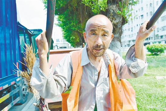 ◀蓬江区荷塘镇一名老环卫清洁工每天都在高温下工作,为街道清洁付出辛勤的汗水! ◀蓬江区荷塘镇一名老环卫清洁工每天都在高温下工作,为街道清洁付出辛勤的汗水!